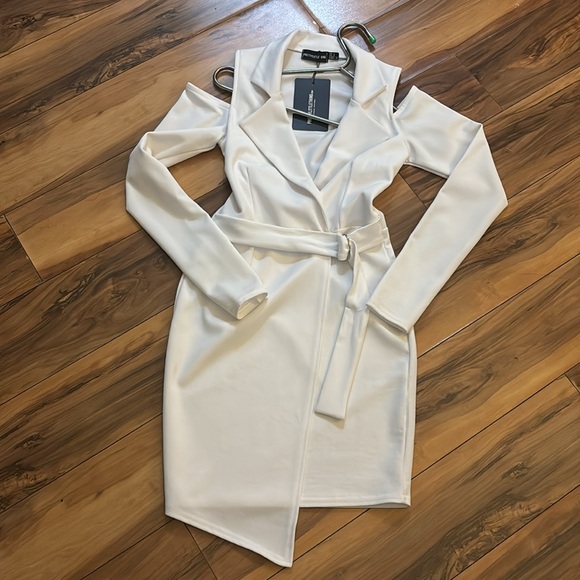 White cut out belted dress - Picture 3 of 4
